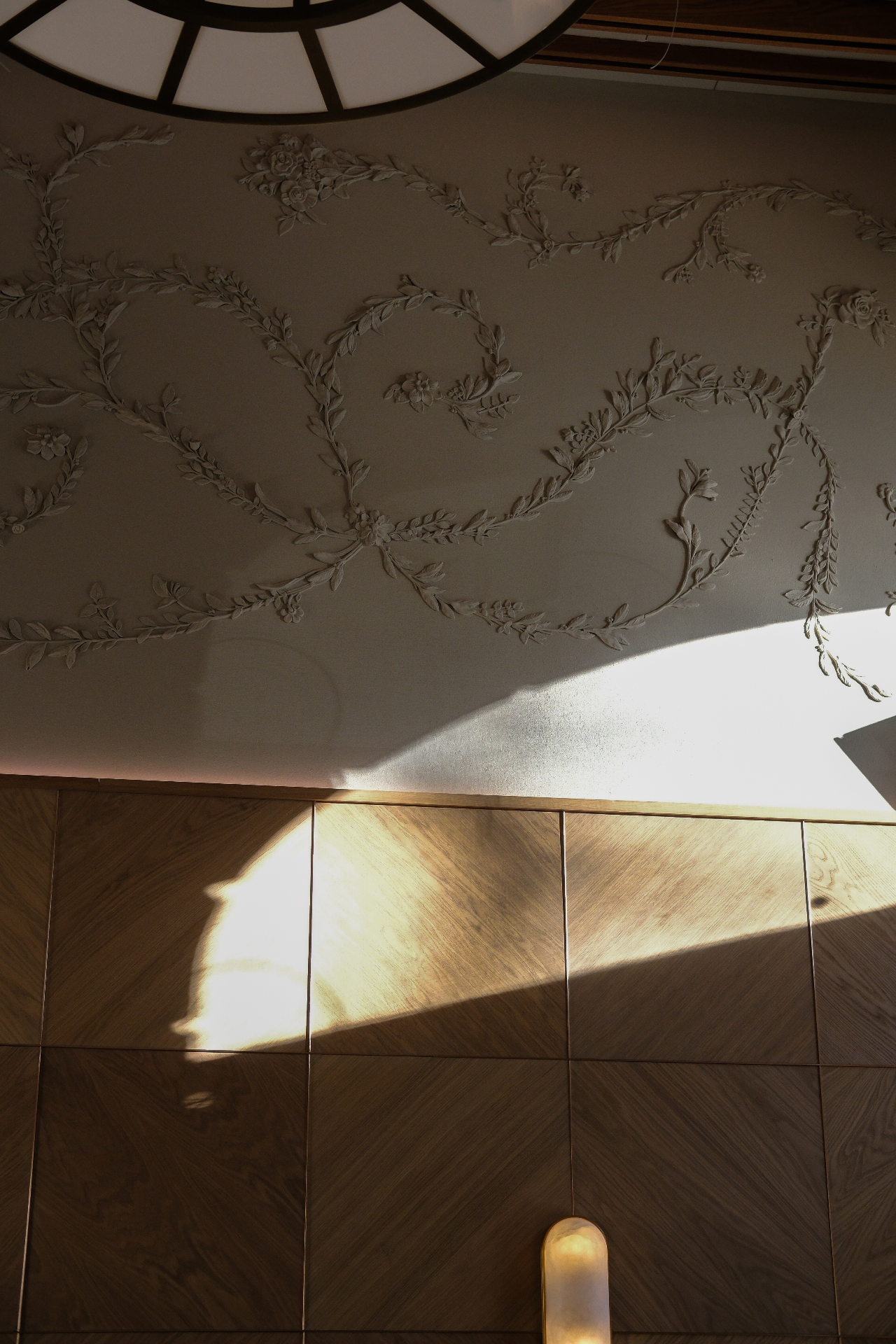 Interiör med stuckaturer och varm belysning